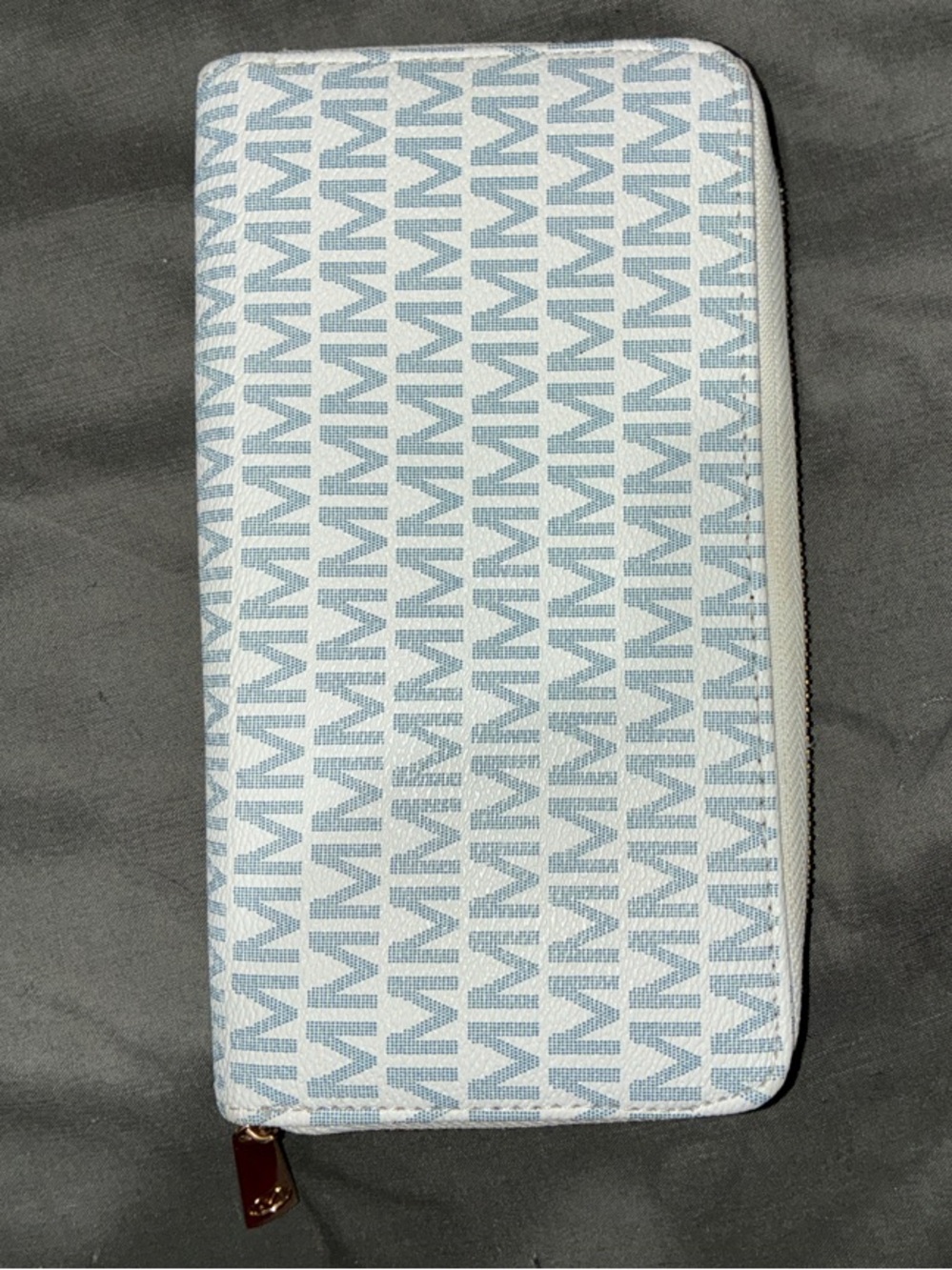 Michael Kors White w/ silver ‘MK’ Logo Zip Wallet LIKE NEW!!